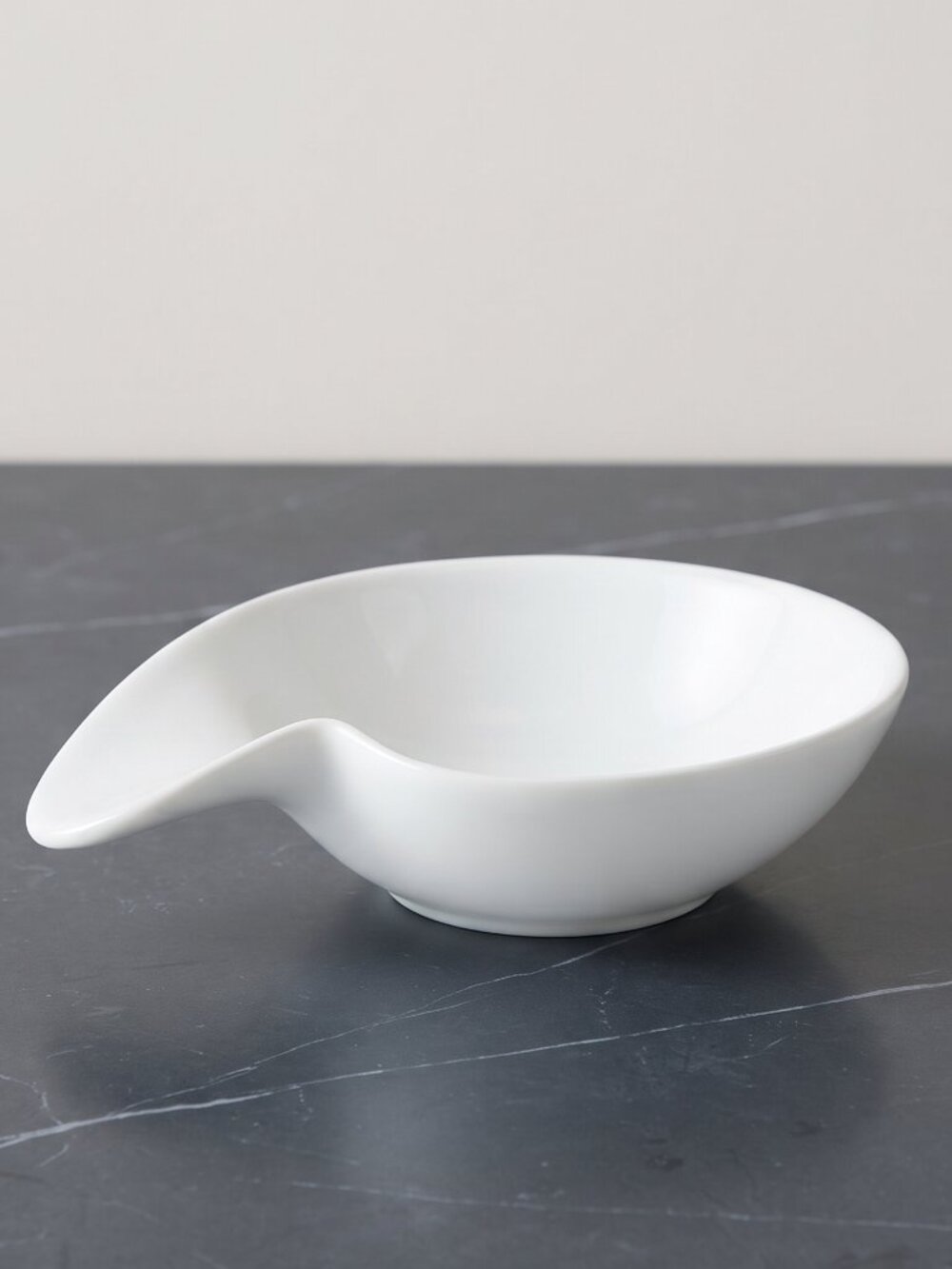 White Nautilus Shell Shaped Bowl Made Of Porcelain Ceramic Dish Bowl Small Plate